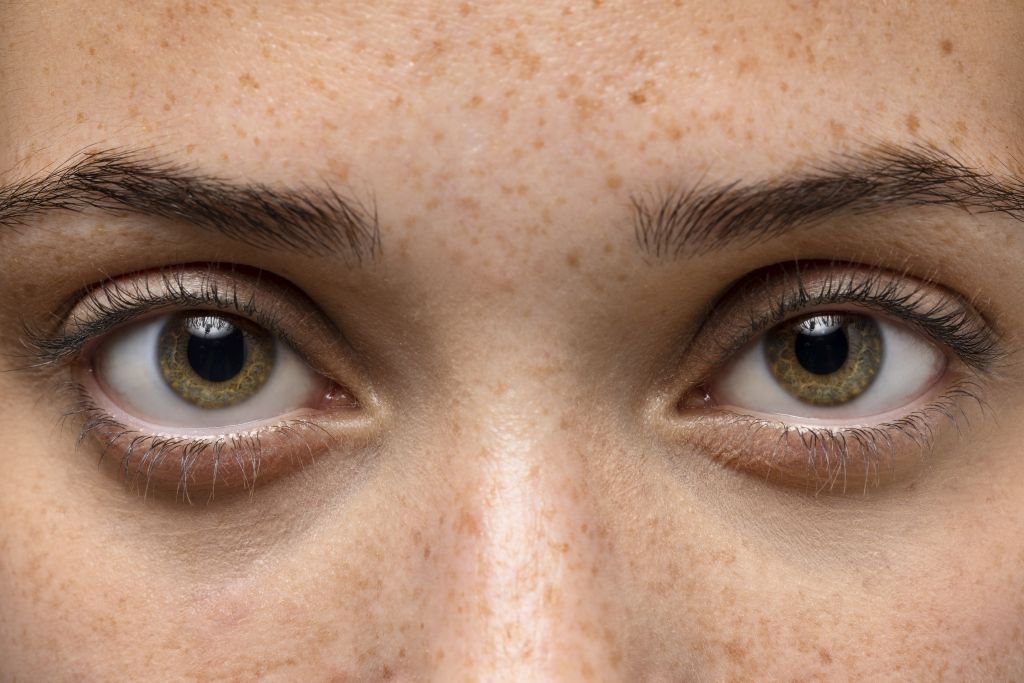 front-view-woman-with-green-eyes-r-min